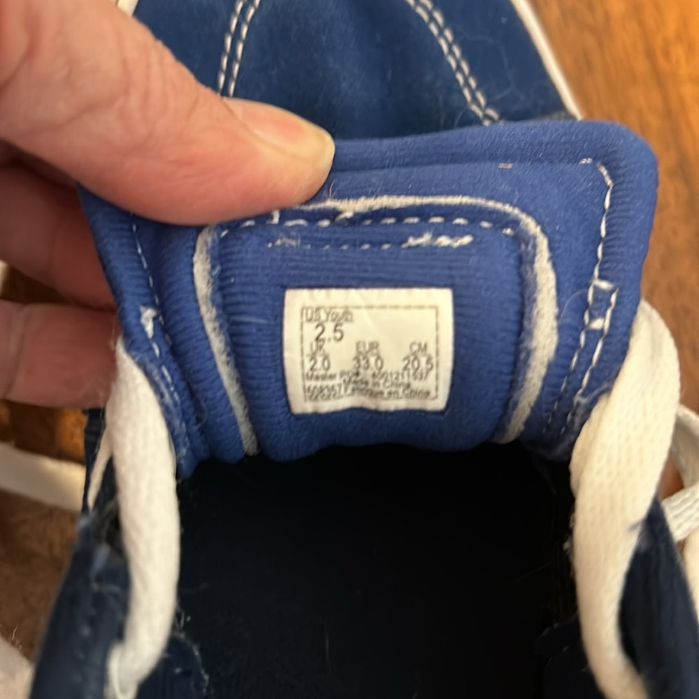 Youth Van’s Old Skool Low Top with Side Stripe and Sole Graphic - Picture 8 of 8